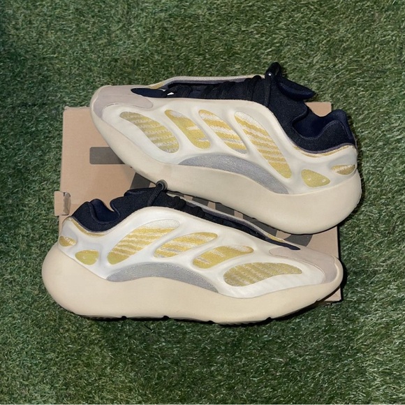 Adidas Yezzy 700 V3 Safflower Size 9.5 - Picture 1 of 9